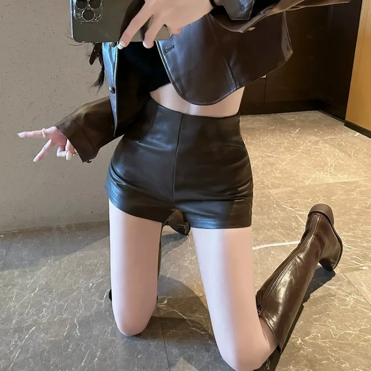 Aufreizendes Mädchen mit sexy High-Waist-Hose, eng anliegend und figurformend, trägt Stiefel, Hosen, elastische Wickelhose, PU-Leder-Shorts, Hotpants. – Detail 6