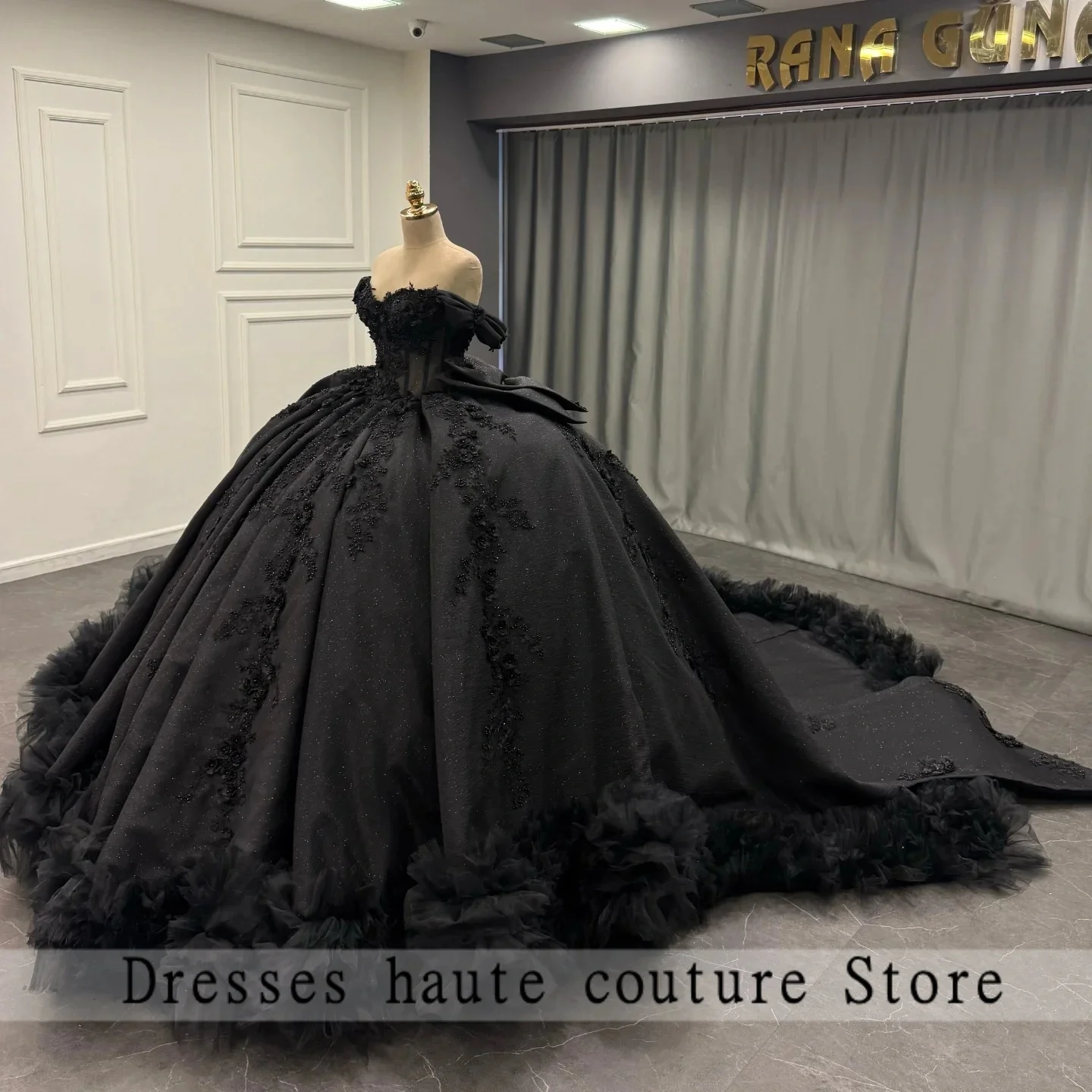 ชุดราตรีงาน Quinceanera สีดำ ปี 2025 แบบเปิดไหล่ ประดับลูกไม้ สำหรับงานวันเกิด งาน Sweet 16  รับตัดตามแบบ