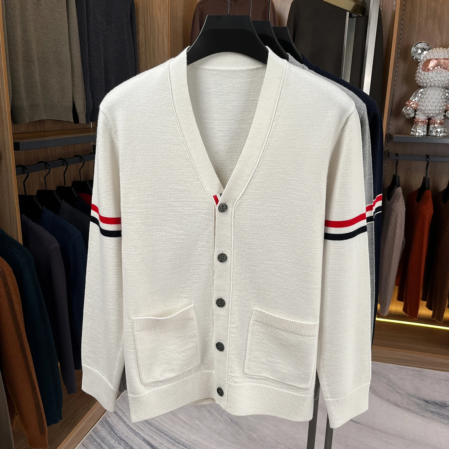High-End Marke Pullover Open Shirt Männer Frühjahr Herbst Neue Klassische Streifen Trend Taschen Koreanische Freizeit Mischfarben V-Kragen Strickjacke – Detail 7