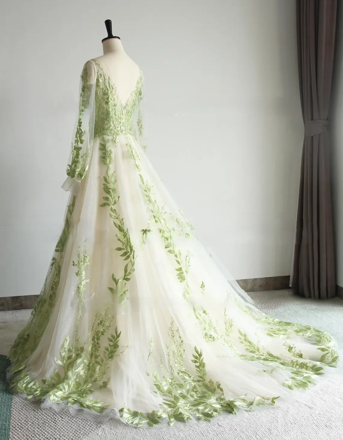 우아한 V 넥 신부 볼 드레스 맞춤형 라이트 그린 리프 수 놓은 웨딩 드레스 긴 소매 조끼 드레스 a 라인 신부 드레스