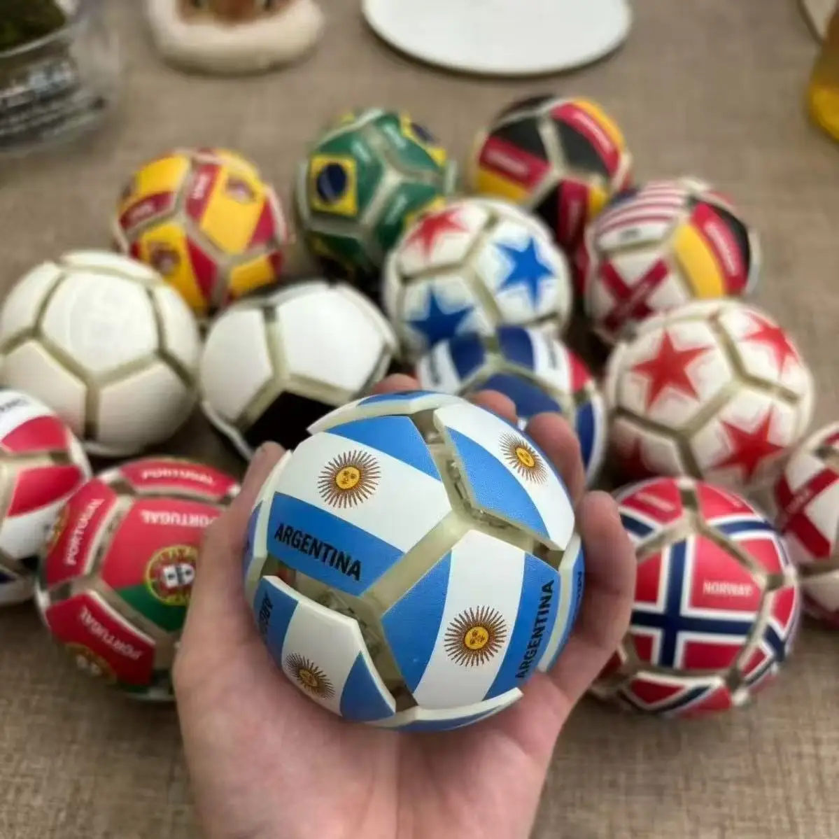 クリエイティブなストレス解消ミニサッカーキーホルダーバッグチャーム、サッカーファンのためのユニークな男性向けギフト、記念品キーホルダー
