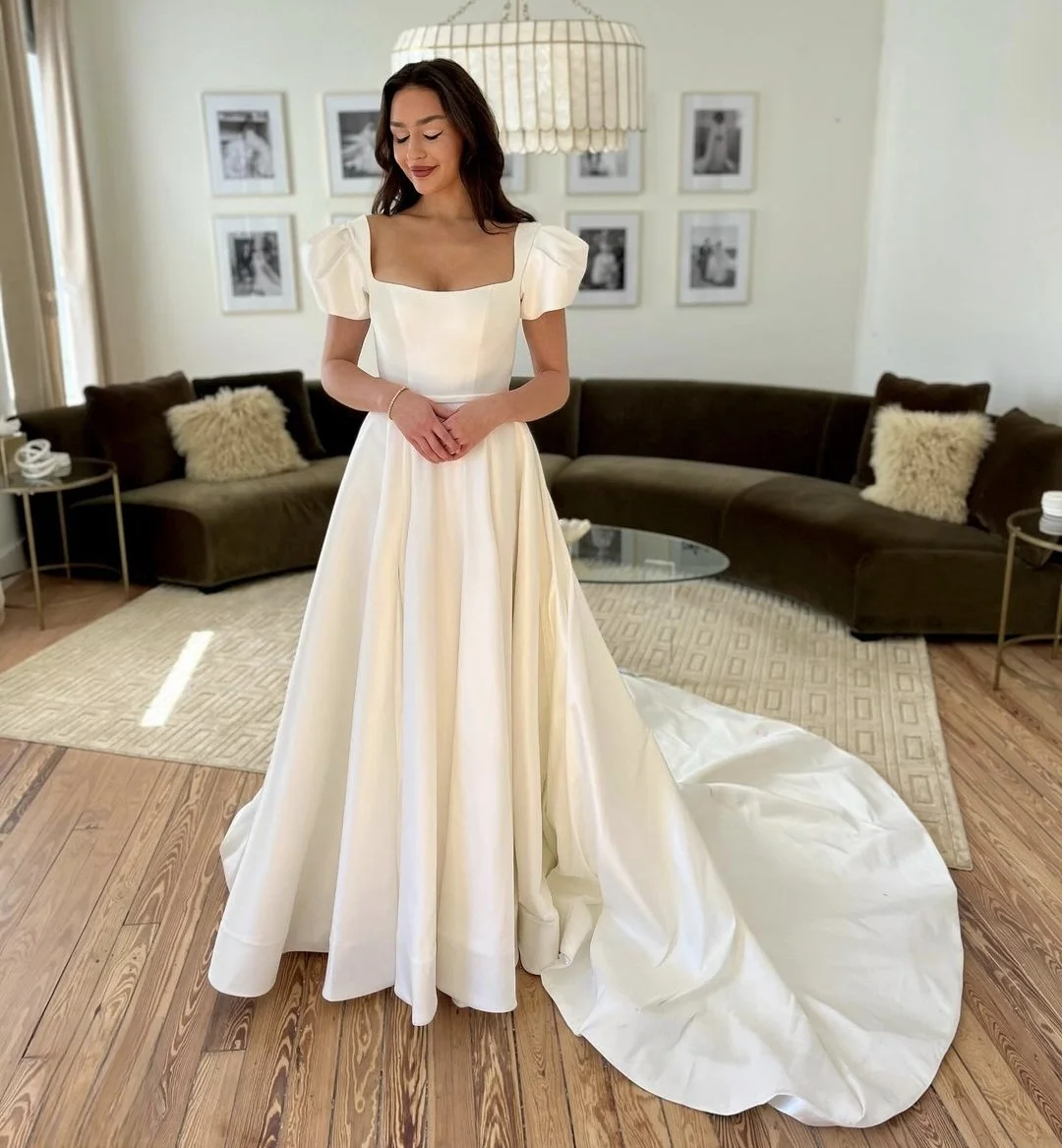 Robe de mariée personnalisée en Satin doux, col carré, manches courtes bouffantes, plissée, longue queue, fermeture éclair, 2025