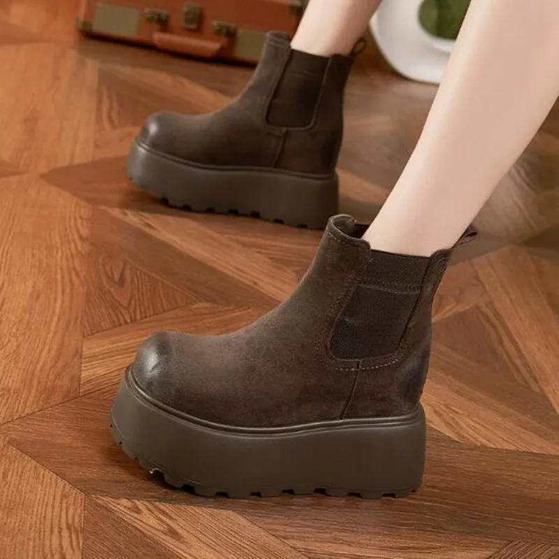 

Новые замшевые зимние ботинки из натуральной кожи для женщин, ботильоны на платформе 10 см, утепленные плюшевые челси-ботинки на танкетке для женщин, коллекция 2026 года
