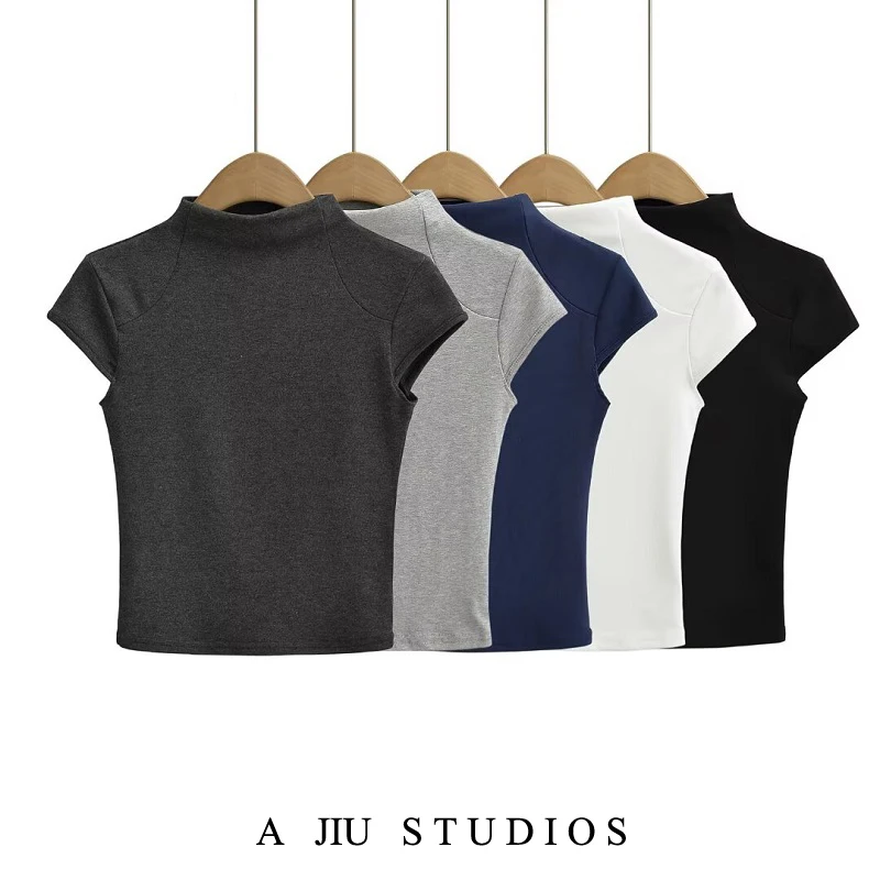 تي شيرت نسائي صيفي بأكمام قصيرة وقصة ضيقة، تصميم عصري بلون واحد وياقة نصف عالية مع تغطية للكتف