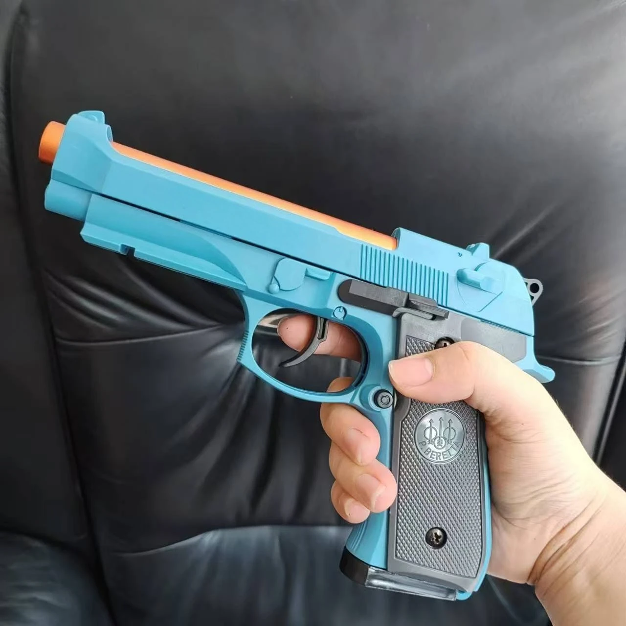 Tiro continuo Pistola giocattolo M9A3 Pistola softair Shell Espulsione Vuoto Appeso Lanciatore Giochi all'aperto Regalo di Natale per ragazzi Adulti