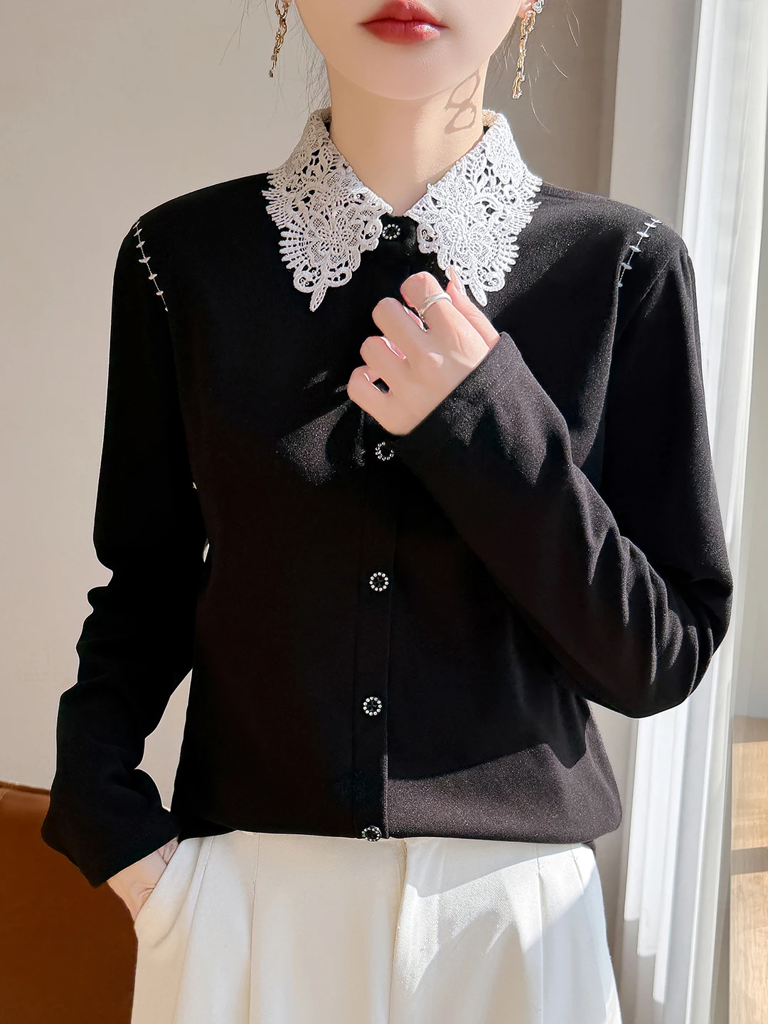 Kardigan damski z dzianiny z koronkowym wykończeniem, seria New ay 2025, słodki, młodzieżowy, odmładzający, luźny krój, miękki, idealny na co dzień.