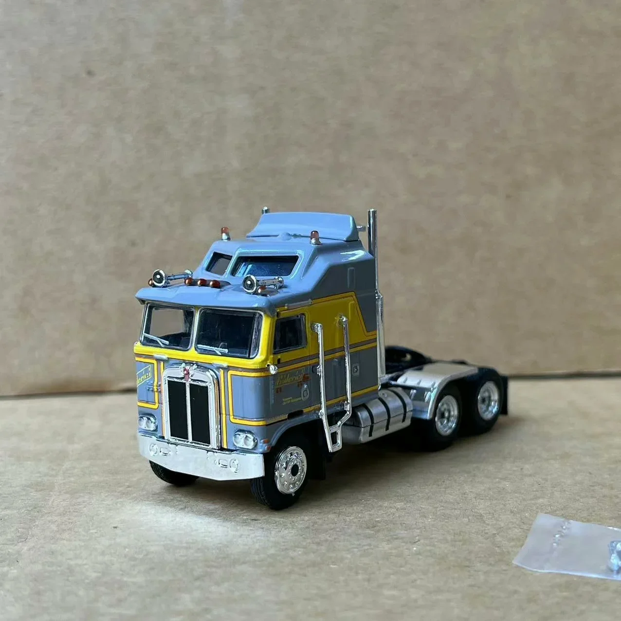 

1:87 Scale HO KENWORTH K100 Trailer Head Truck Plastic Car Model Toy Collectible Gifts