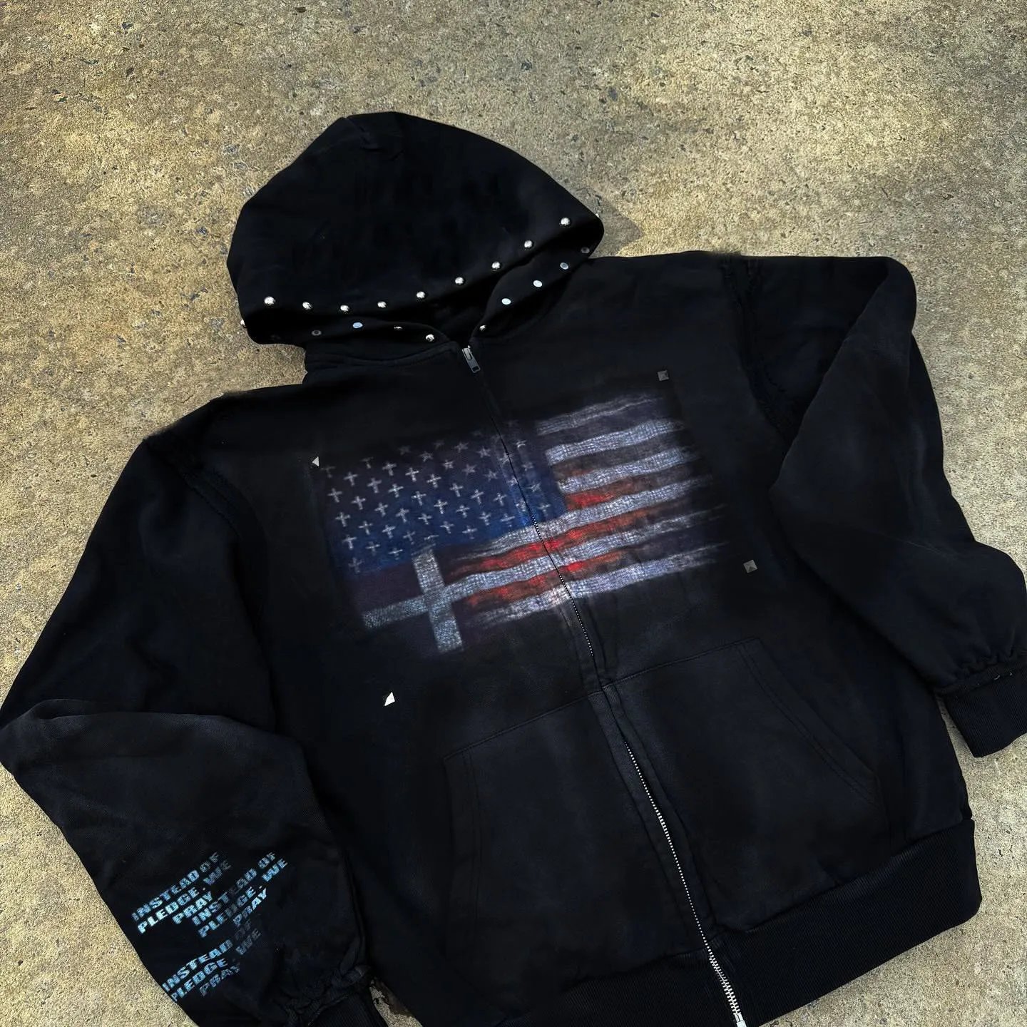 Amerikanische Street-Retro-Jacke mit Union-Jack-Print, schwarzer lockerer Nietenhut mit minimalistischem Design, Y2K-Sweatshirt-Jacke mit Reißverschluss. – Detail 4