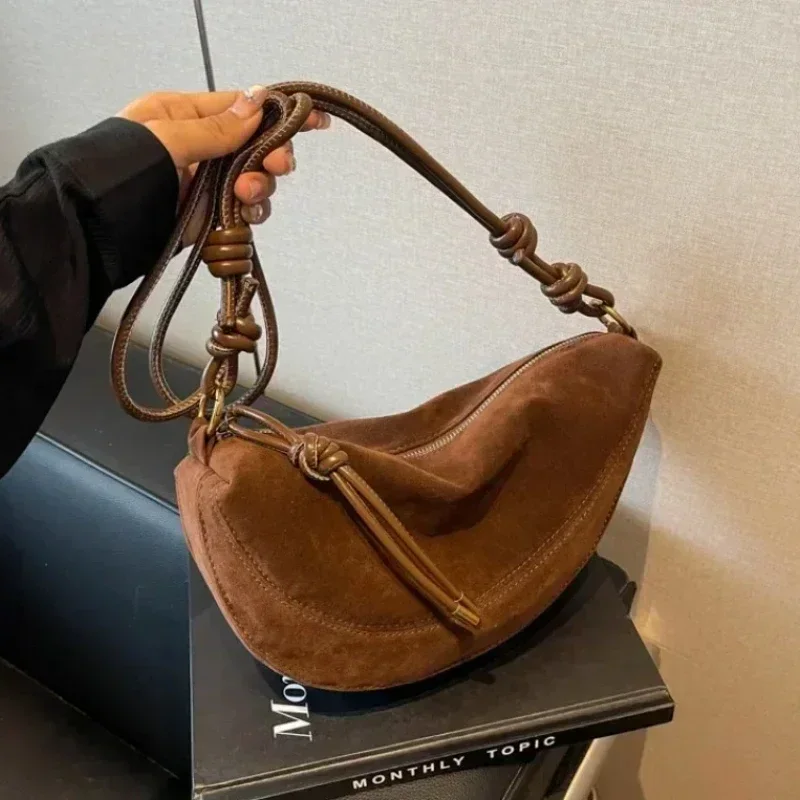 Bolsa de ombro feminina leve de camurça super popular de camurça falsa 2025 venda quente bolsas crossbody únicas nas axilas bolinho doce