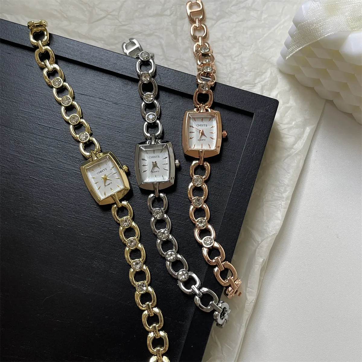 Orologio da donna di nuovo design, orologio da polso quadrato minimalista di fascia alta, orologio da polso al quarzo alla moda, orologio da donna di lusso.