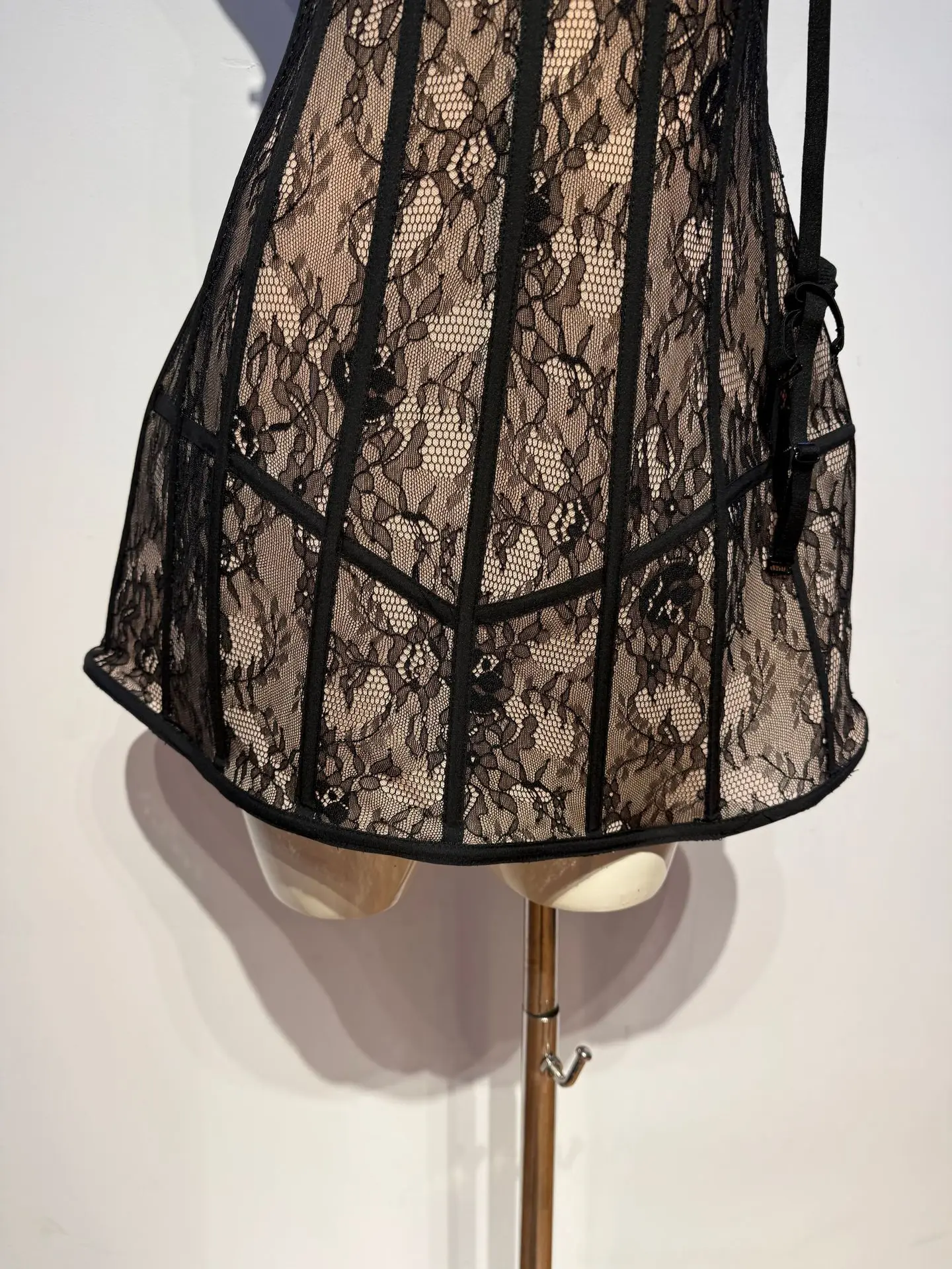 2026 جديد إمرأة مثير حمالة عالية سبليت ميدي Bodycon فستان أبيض 2025 أنيق مساء نادي فاخر فساتين حفلات أعياد الميلاد