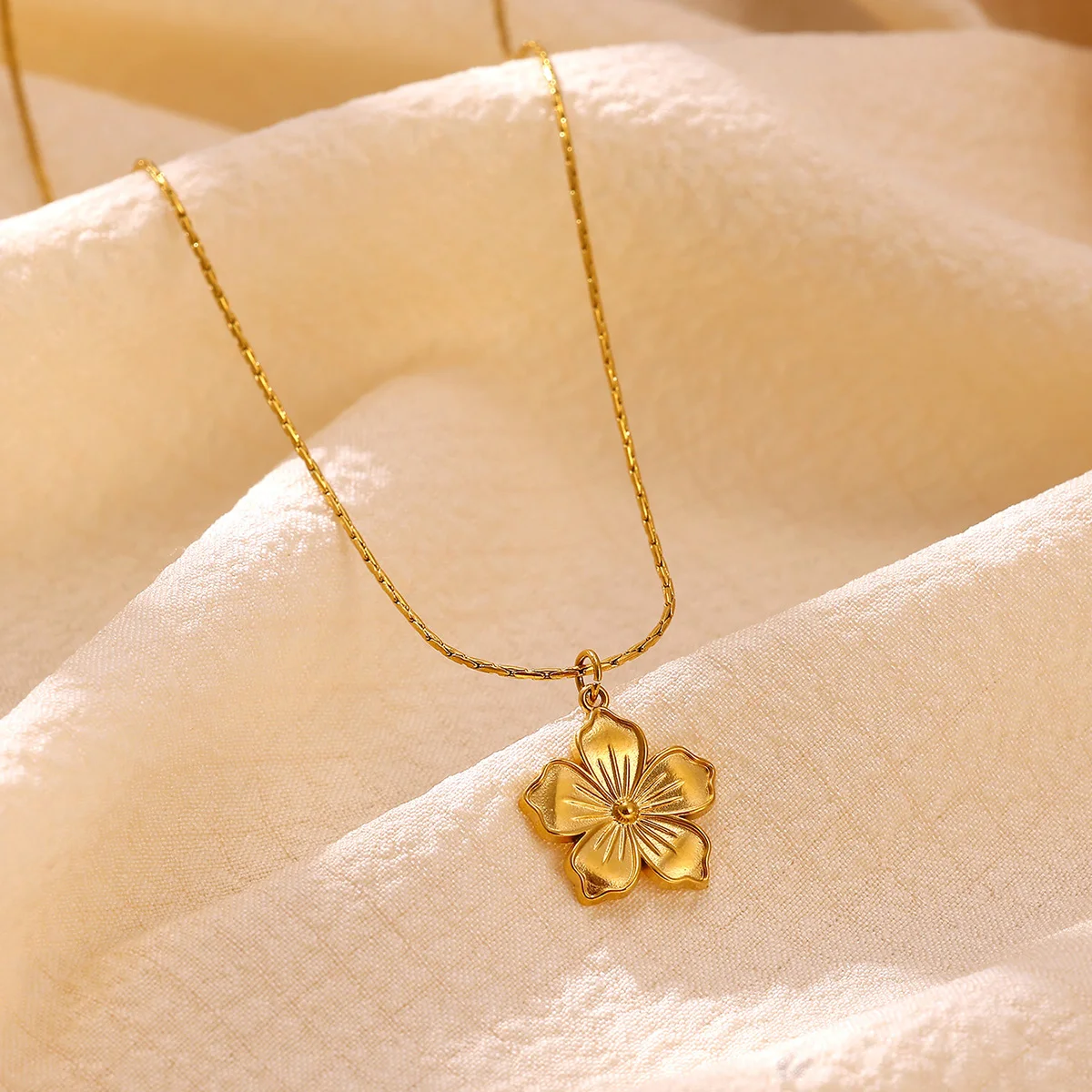Süße geprägte Blumenkette für Frauen, charmantes florales Choker-Collier aus wasserdichtem Edelstahl, zierlicher Schmuck, Geschenk für Hochzeit oder Geburtstag.