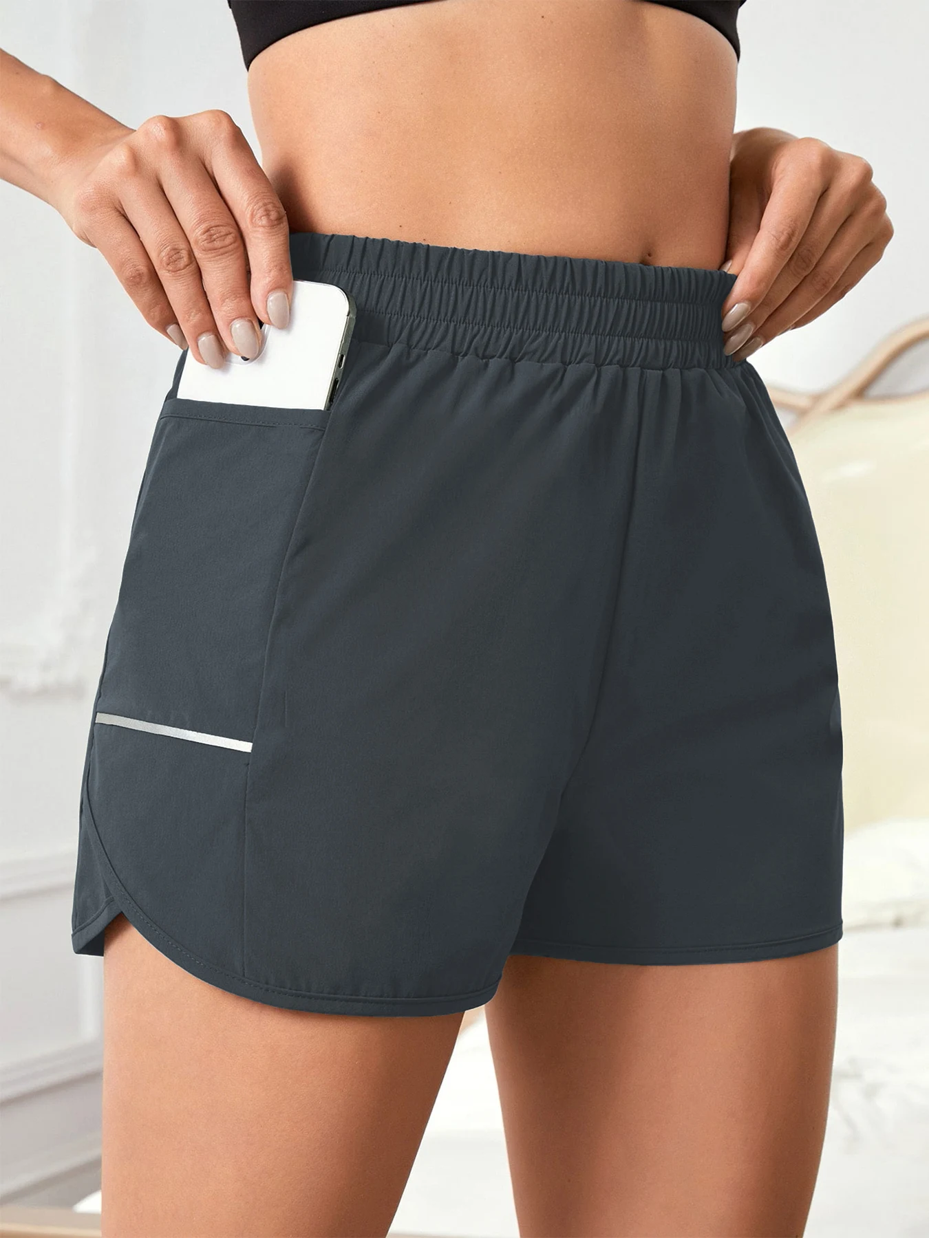 Neue Damen-Shorts mit Handytasche, elastischem Bund, Sportgürtel, reflektierenden Streifen, lässige, modische Sportshorts. – Detail 7