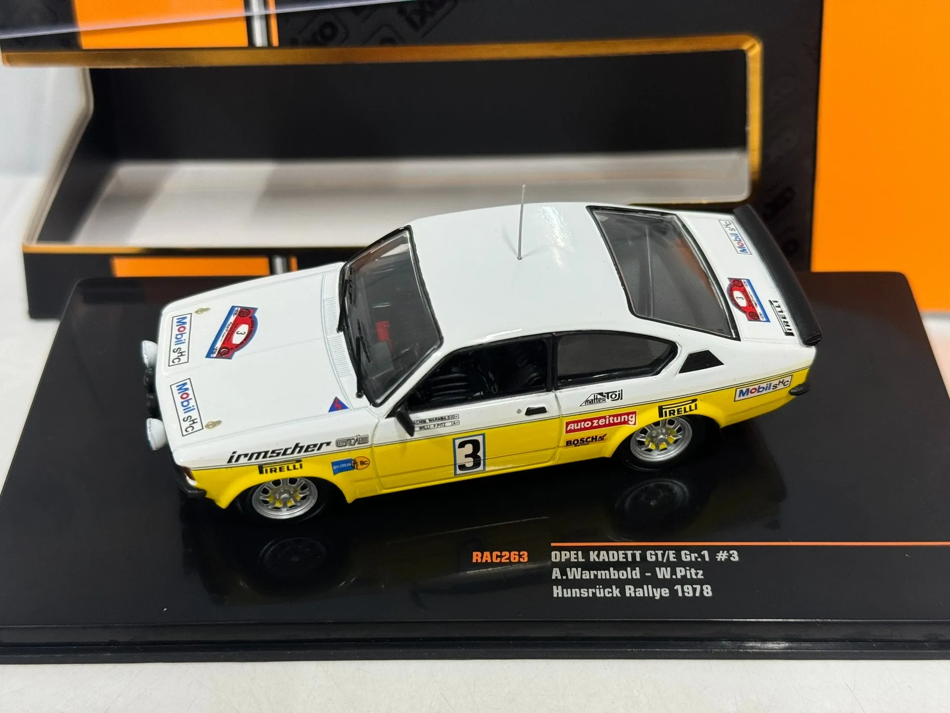 صندوق متصدع دييكاست IXO بمقياس 1/43 أوبل كاديت GT/E Gr.1 # 3 نموذج سيارة مصنوع من خليط معدني لعبة هدية تذكارية لعرض الحلي