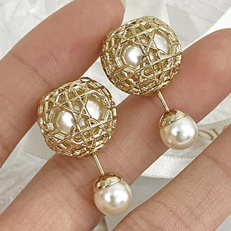 

New Arrival Luxury Brand Fashion Pearl Stud Earrings Smooth Brass Hollow Out Ball Retro Palace Women Party Jewelry High Quality