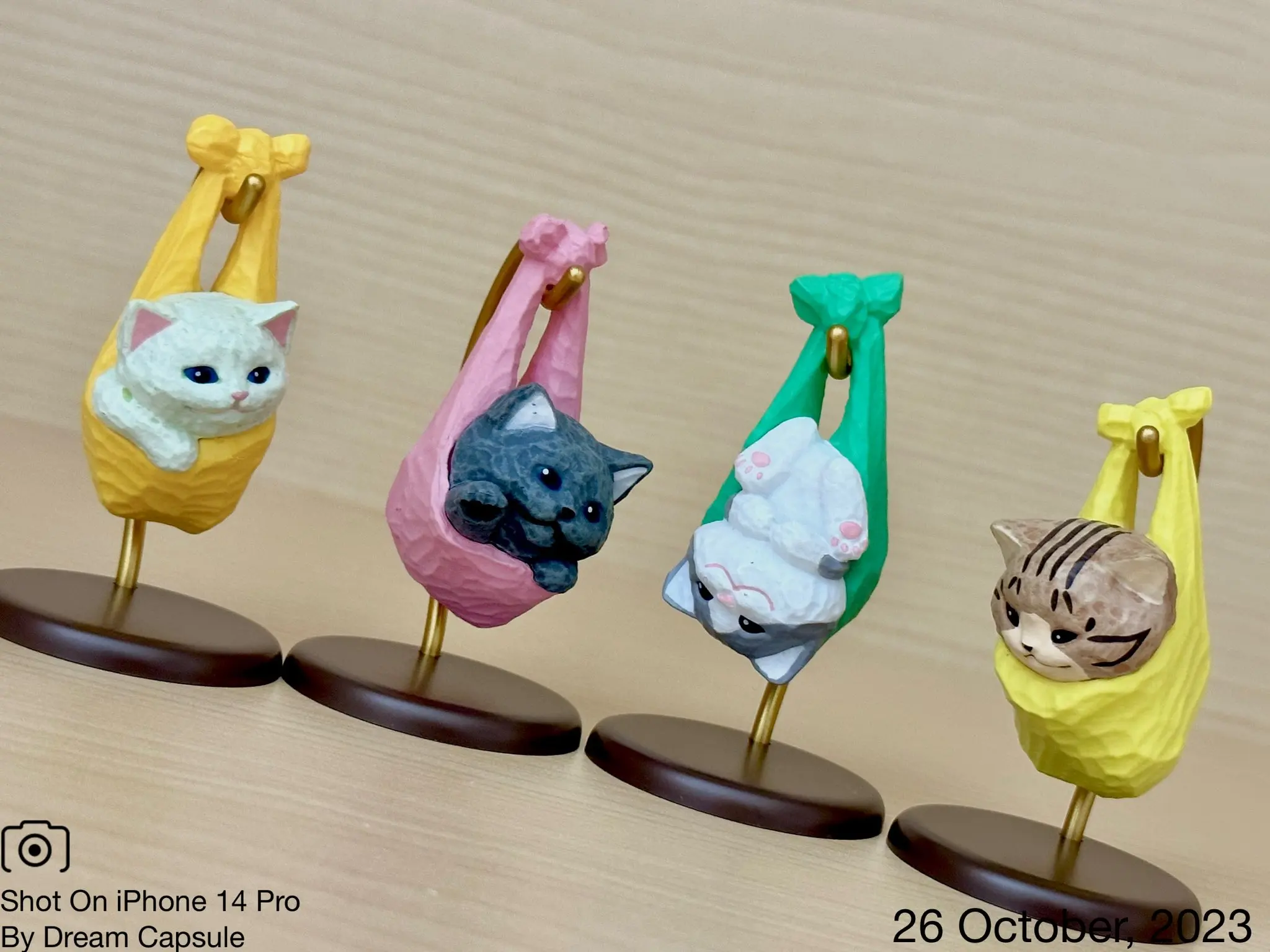 SO-TA capsule toys Sakura Hanabusa's cat wrap cute wood carving Kittens wrapped tightly in swaddles hang on pedestal figures