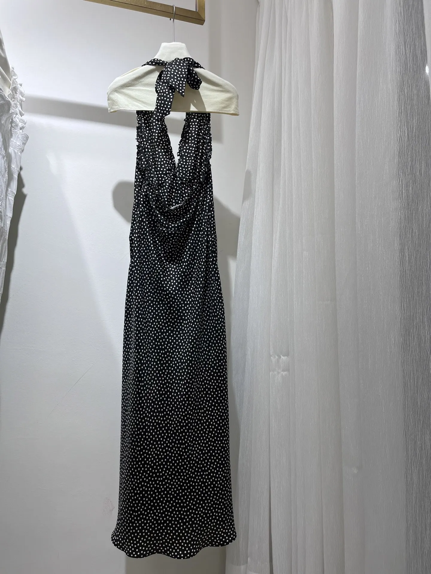 Vestido largo con estampado de puntos para mujer, vestido Sexy con espalda descubierta, decoración de flores 3D, cuello en V, sin mangas, cintura alta, bata elegante de 100% de seda