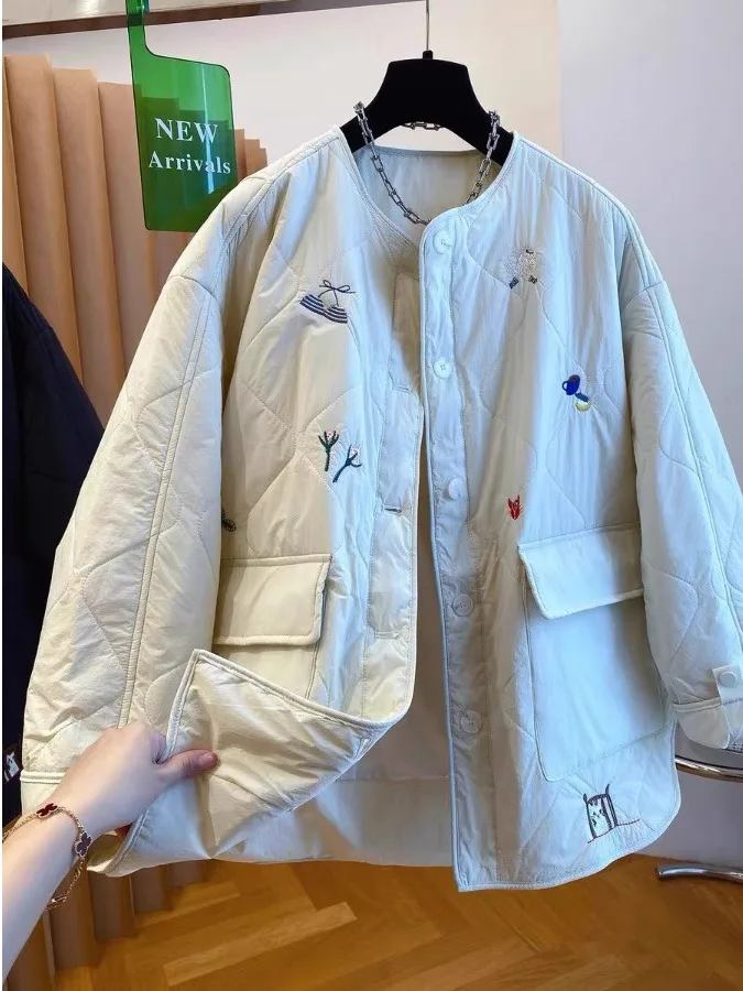 

Новая женская зимняя куртка из легкого теплого пухового хлопка с мультяшной вышивкой, свободного кроя, скрывающая недостатки фигуры, универсальная, антивозрастная, хлопковая.