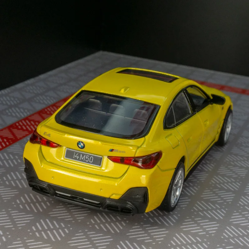 1:34 BMW I4 M50 Supercar Liga Modelo Carro Brinquedo Diecasts Metal Casting Som e Luz Carro Brinquedos Para Crianças Veículo