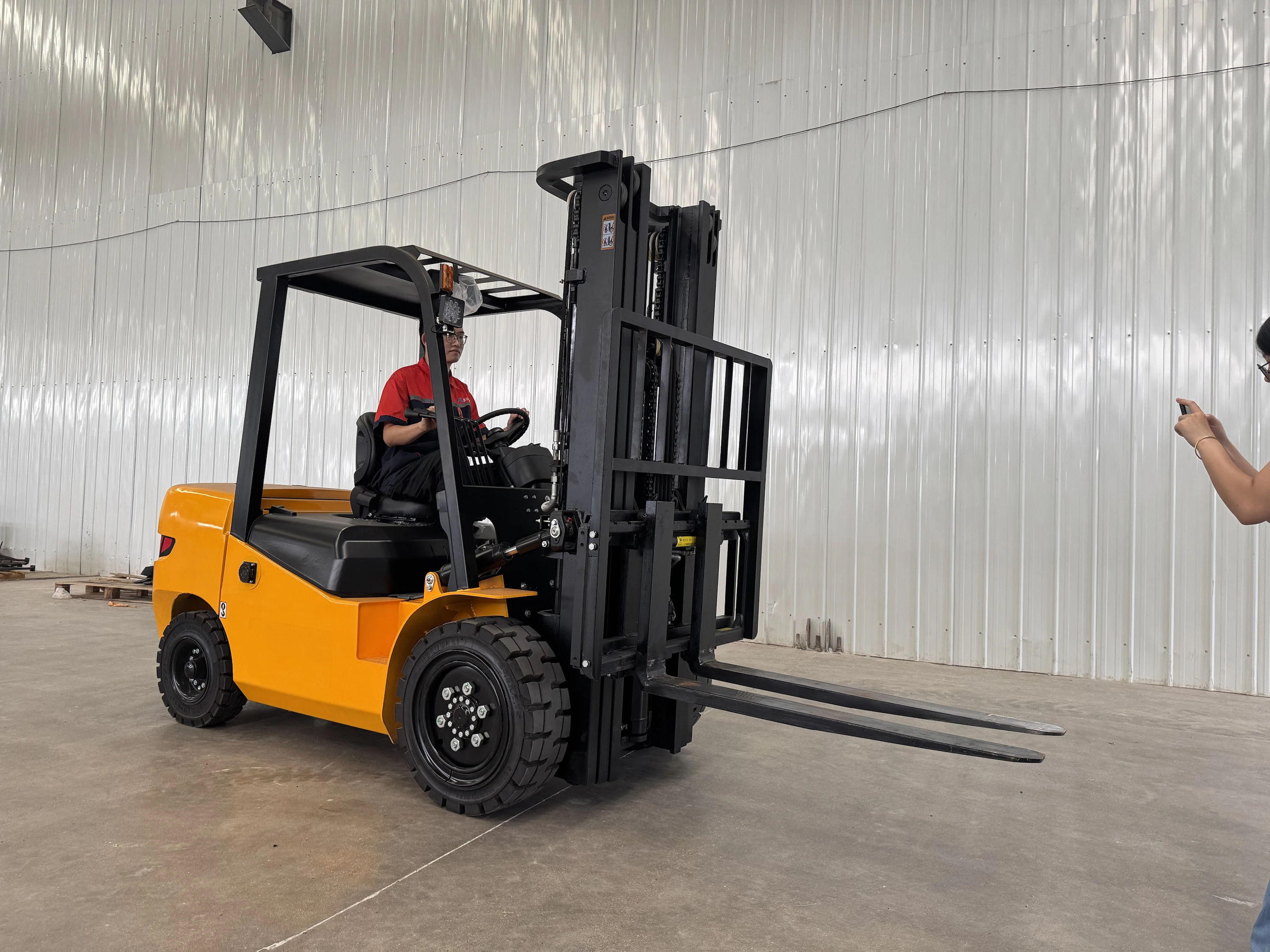 Carretilla elevadora pequeña, camión elevador Carretilla elevadora de 3 toneladas, 5 toneladas y 10 toneladas con horquilla y carretilla elevadora de almacén de cambio lateral