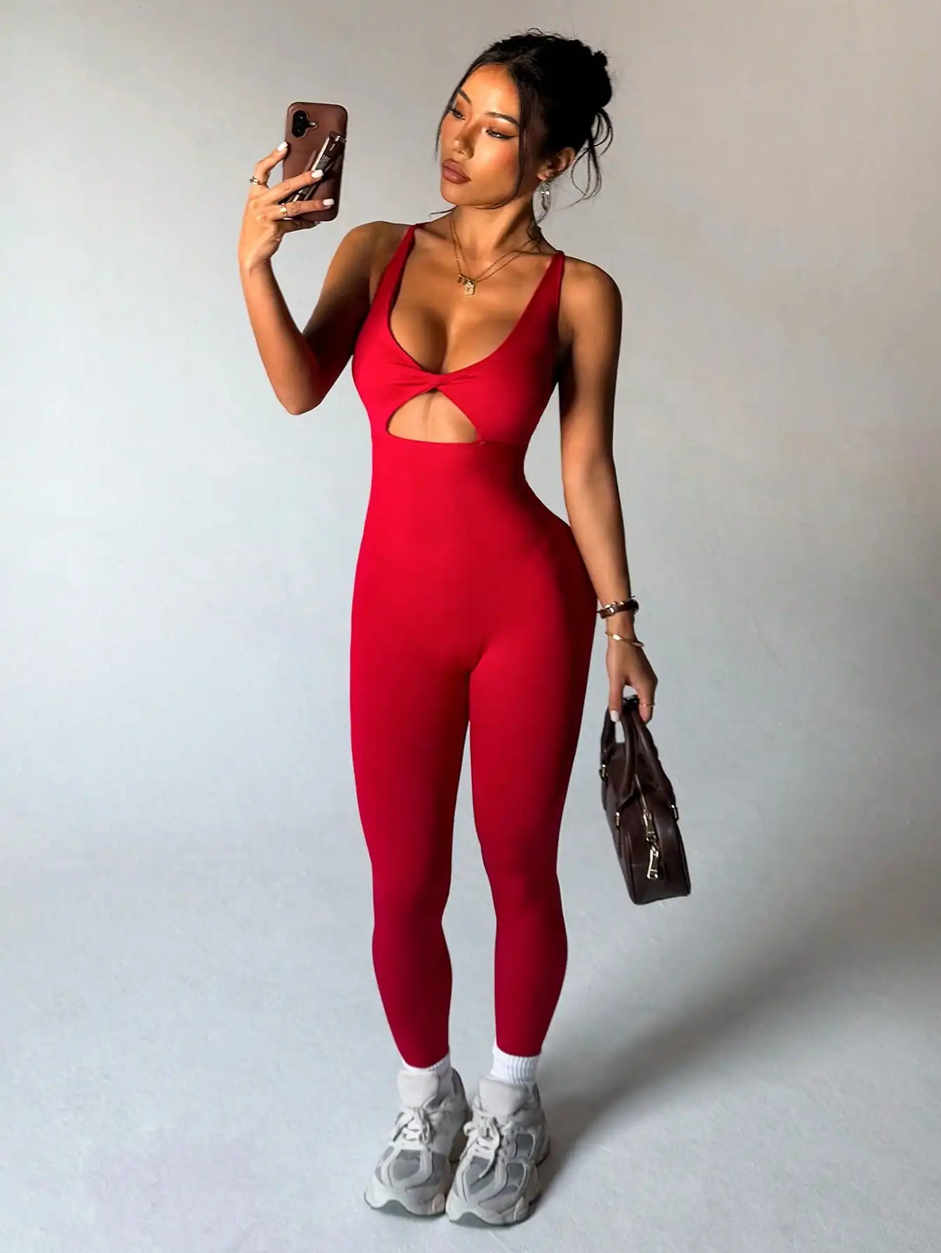 Roter Damen-Bodysuit, einteilig, mit gedrehtem Knoten vorne, offenem Rücken, Kreuzgurten, dehnbar, für Yoga, Fitness, Tanz, ärmellos. – Detail 3