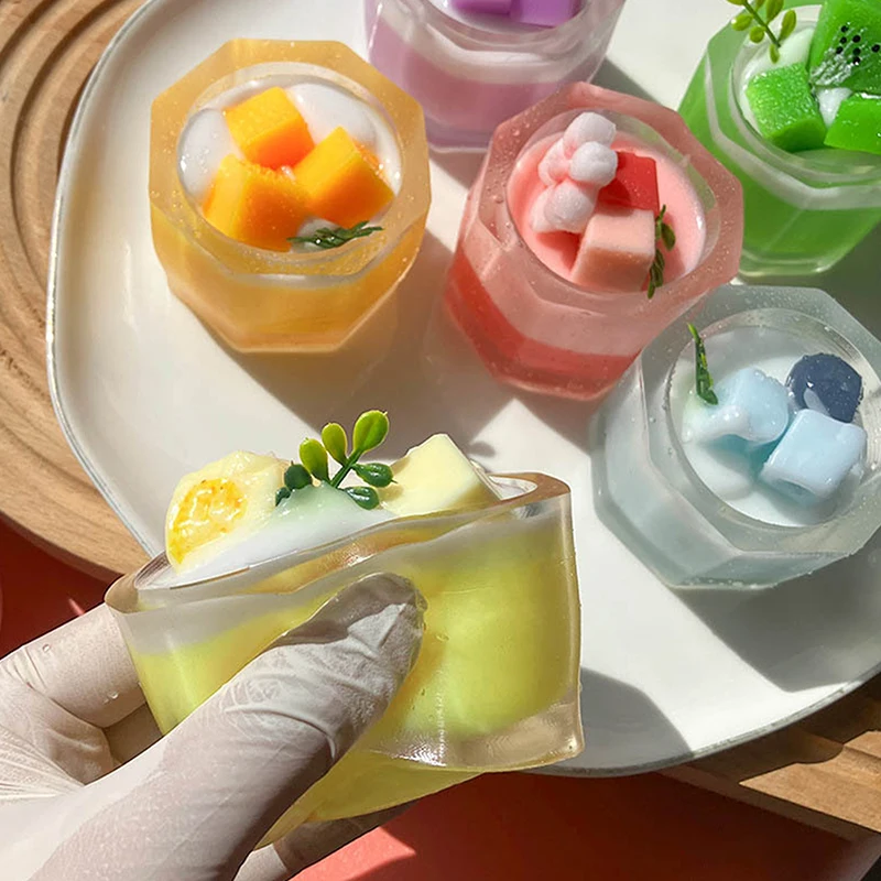 Kawaii Erdbeer-Milchshake-Kuchen, weiches TPR-Spielzeug, 1 Stück, Nachahmung von Dessert, matschiges Spielzeug für Kinder, ideales Geschenk für Mädchen