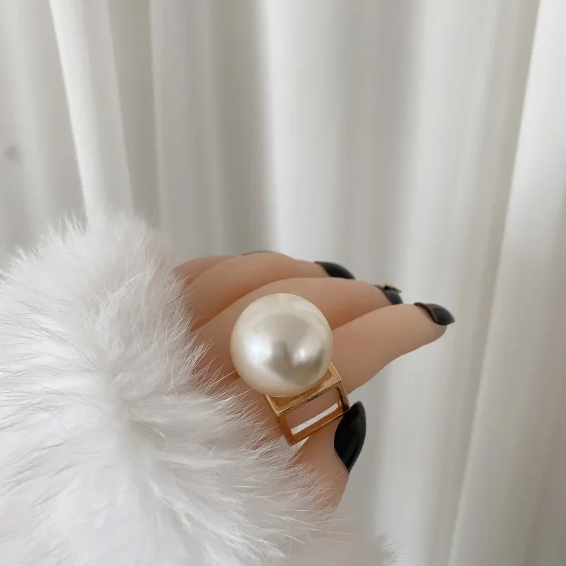 2023 New Fashion Design Round White Shell Big Size Pearl Rings for Women Girls Party Dinner Luxury Birthday Gift Vintage Jewelry