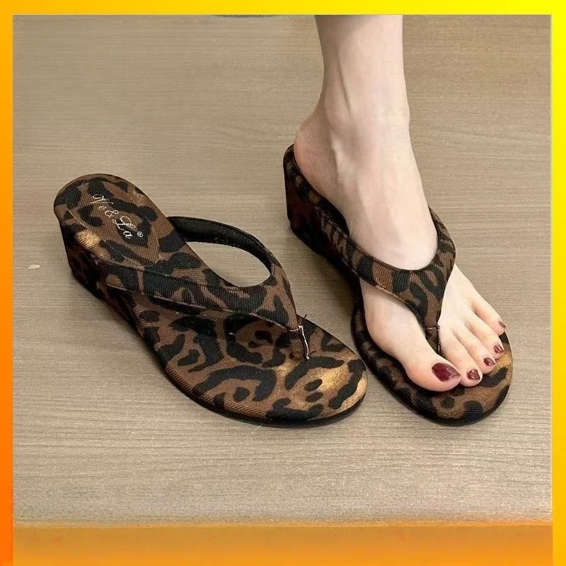 

Новинка 2026: Женские сандалии-шлепанцы на танкетке с леопардовым принтом для пляжного отдыха весна-лето, идеально подходят к платьям