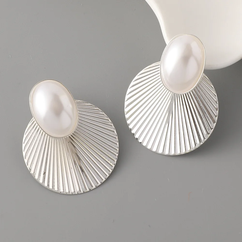 Extreme Color New Fashion Pearl Fish Tail Elegant Earrings High Sense Light Luxury Simple Personality Women's Earrings