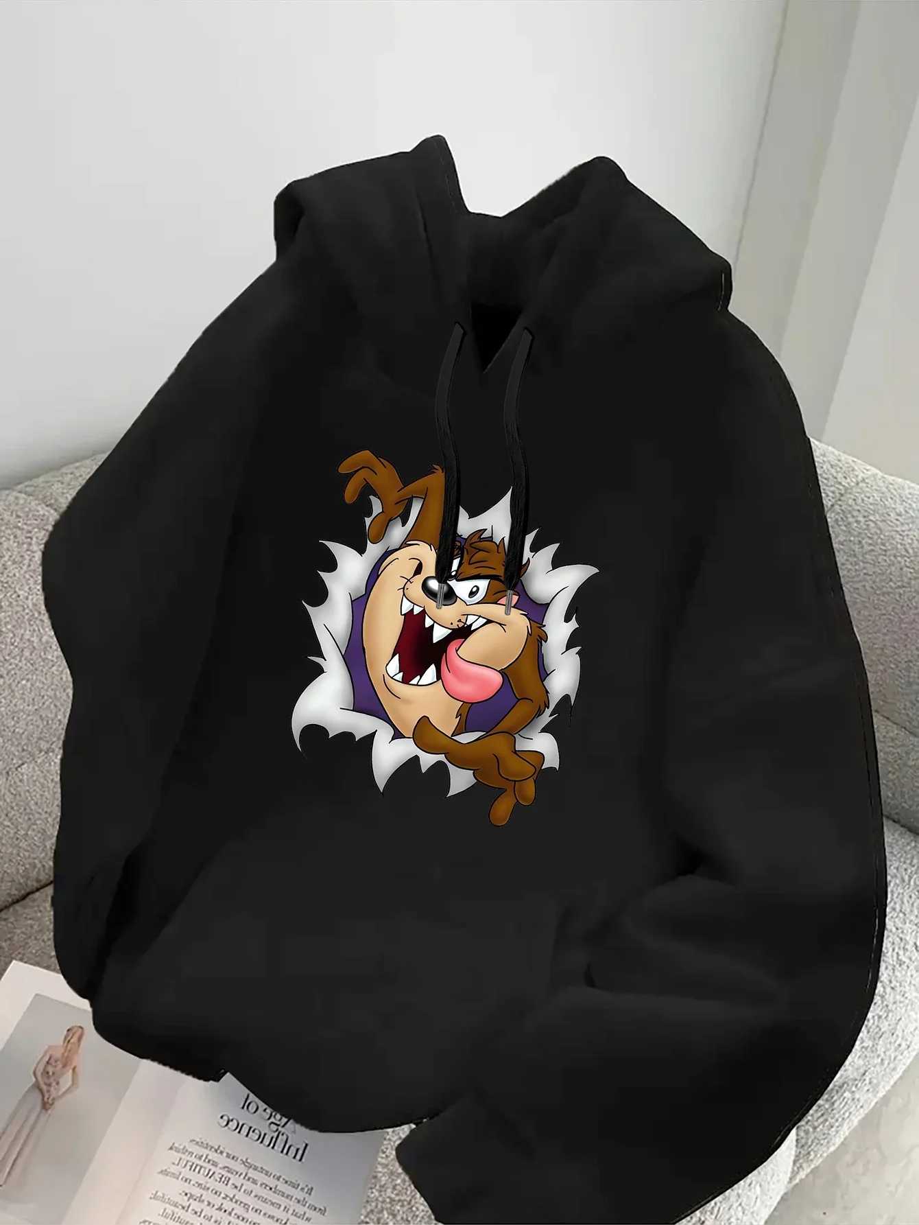 เสื้อฮู้ดผ้าฝ้ายฟลีซลายดิสนีย์ ทัสแมนเชียน เดวิล สีขาว ลายสัตว์สีน้ำตาลกำลังแสดงอารมณ์ดุร้าย พร้อมลายพิมพ์ด้านหน้าขนาดใหญ่