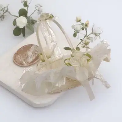 

1pcs Elegant Wedding Flower Girl Baskets Soft Polyester Lace Handle Small White Basket for Bridal Party Rose Petals Storage
