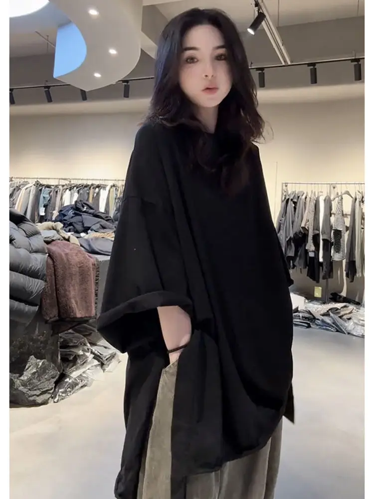 Loses, mittellanges, einfarbiges T-Shirt-Modeoberteil mit großem Design