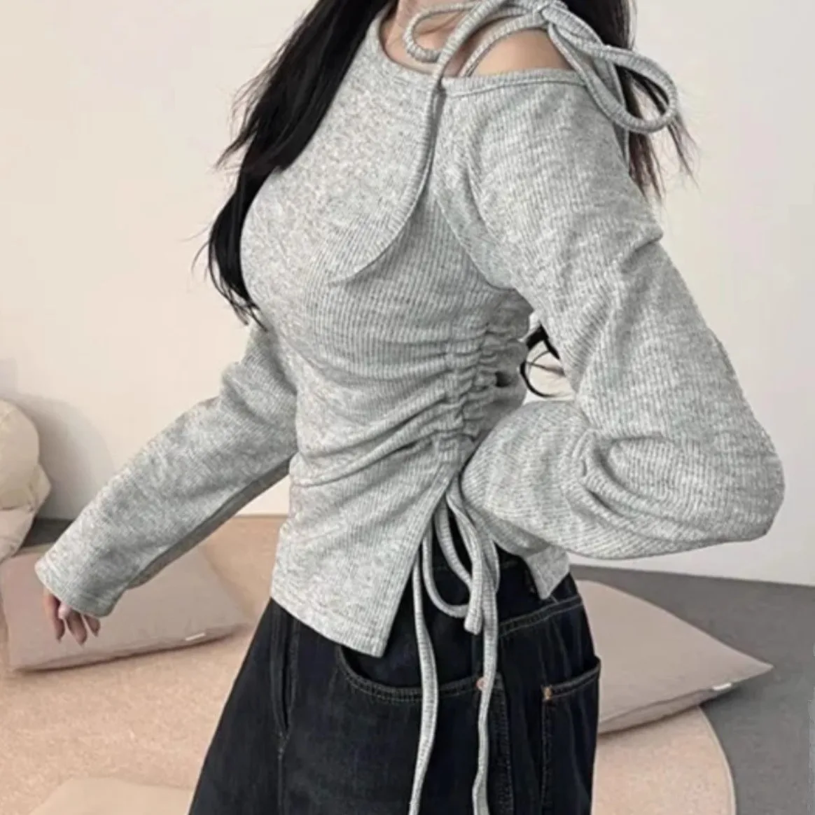 เสื้อยืดทรงเข้ารูปโชว์สัดส่วนสไตล์เกาหลี แขนยาว ไหล่เฉียง ผ่าข้าง ดีไซน์เรียบหรู