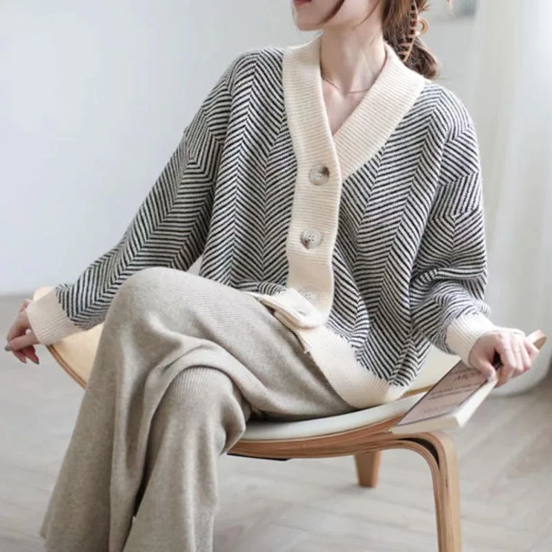 

Шикарный ретро полосатый женский вязаный свитер с v-образным вырезом в ленивом стиле, корейский осенне-зимний свободный повседневный элегантный женский кардиган
