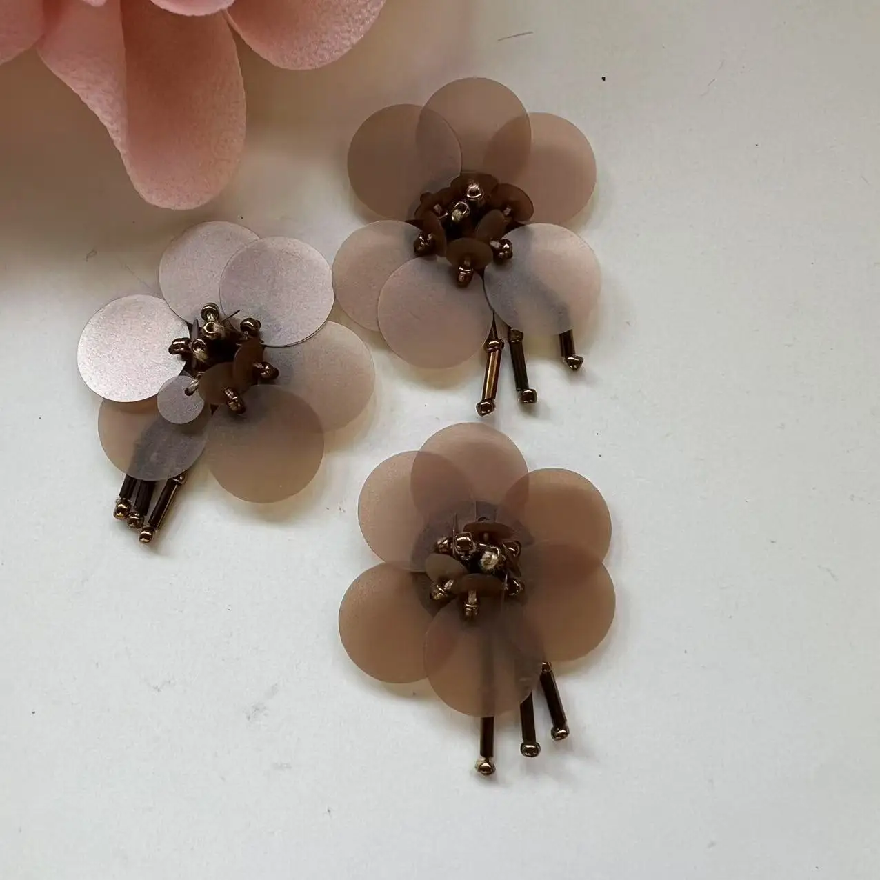 10 Stück Stickerei-Applikationen-Patch, Ropa-Kleidungszubehör, zum Aufnähen, Parche-Applikationen, Perlen, braune Pailletten, Blumen-Patches für Kleidung