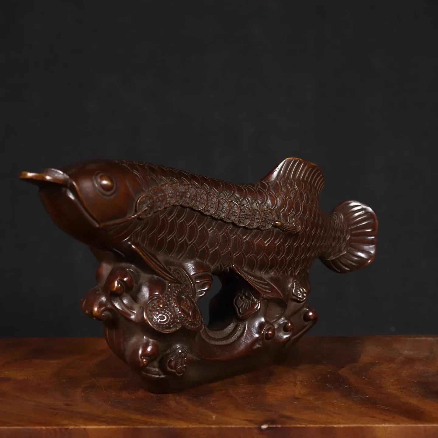 تحتوي حلي أسماك التنين الذهبية النحاسية النقية على وعاء كنز الأسماك كل عام، وطاولة مكتب غرفة المعيشة والمتجر المكتبي