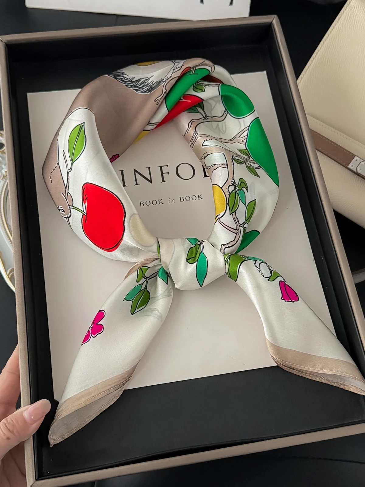 シルクスクエアスカーフ-65cm-桑絹-本物のシルク-サドルアップルツリーパターン-ユニセックス-春の新作-おしゃれな装飾スカーフ