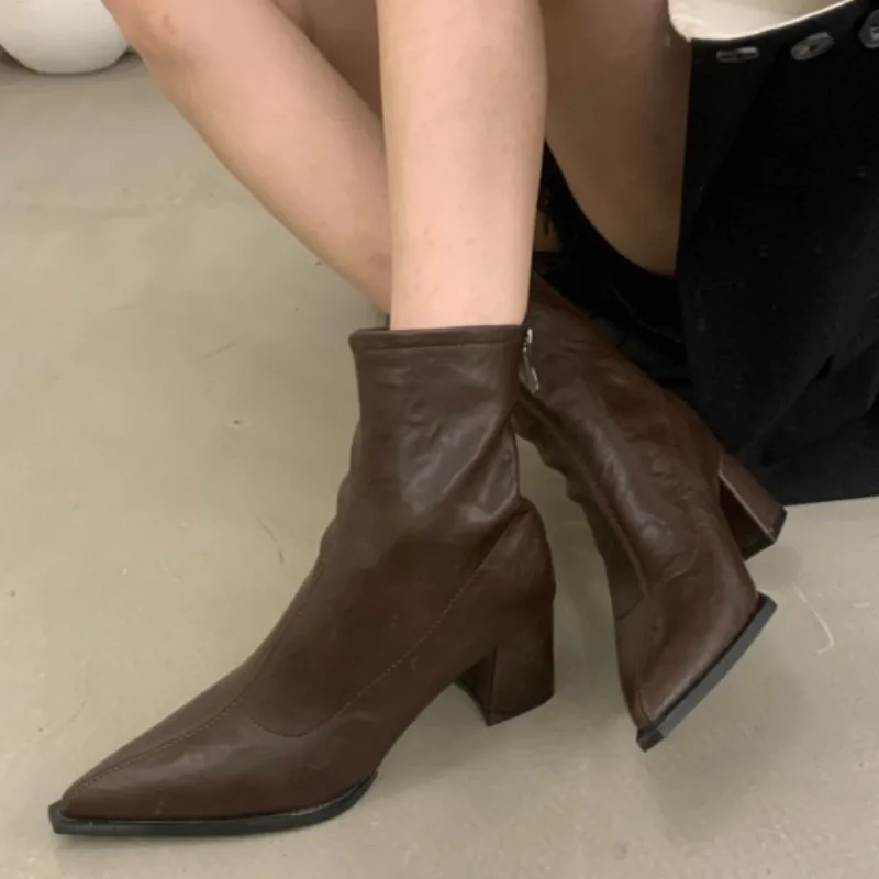 

Женские ботильоны с острым носком, модная обувь на высоком каблуке, новые зимние туфли-лодочки 2025 года, дизайнерские массивные женские короткие ботинки «Челси»