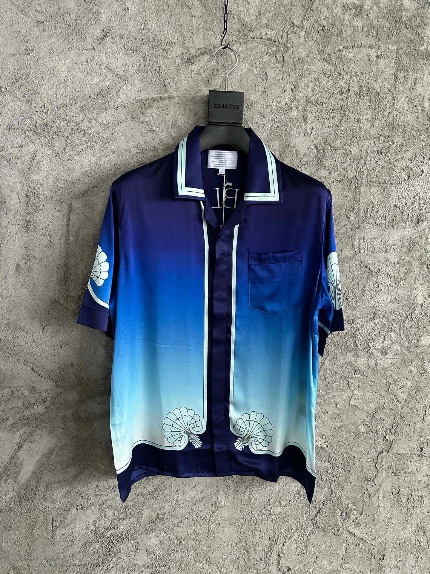 

men back triumphal column prints sky blue short sleeve silk shirt