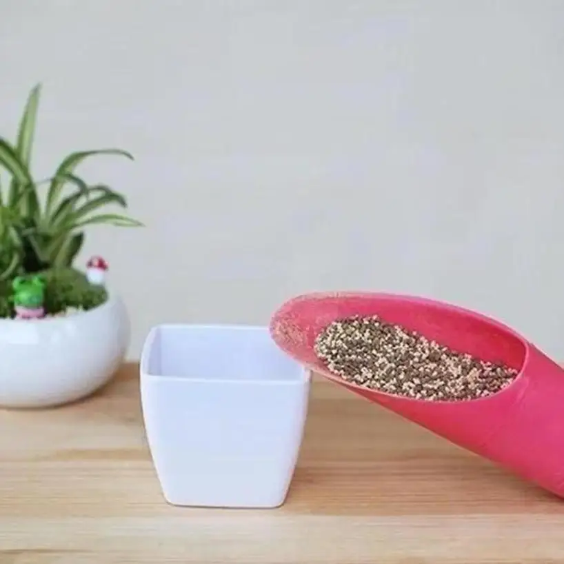 1 Pcs Practical Bucket Shovel Plastic Tools Planting Buckets Punchers Shovels Buckets Seedling Pickers Gardening Tools