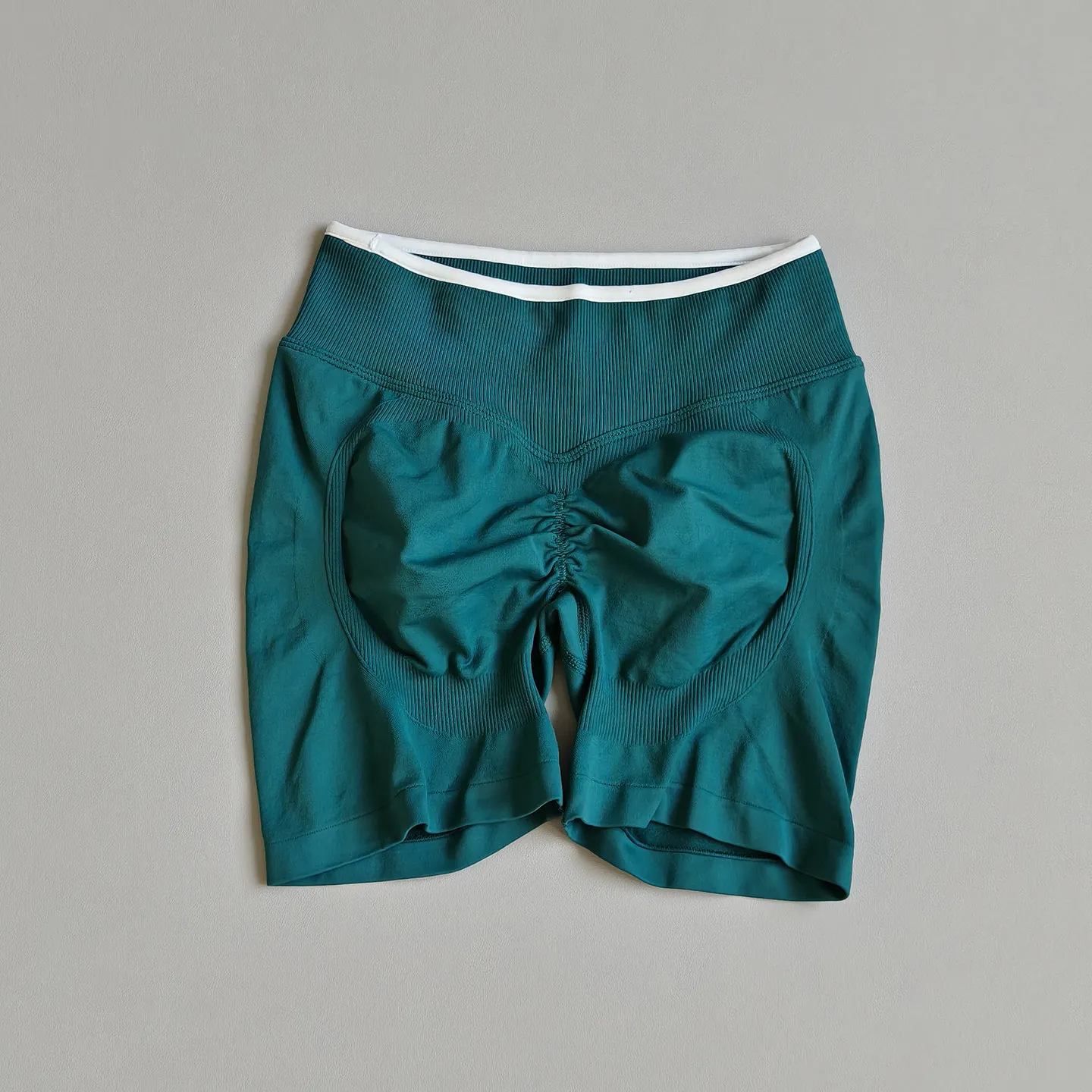 Hochtaillierte Yoga-Shorts mit Pfirsich-Po-Effekt, nahtlose Bauchkontrolle, atmungsaktive, schnelltrocknende Sportshorts für Laufen und Fitness. – Detail 3