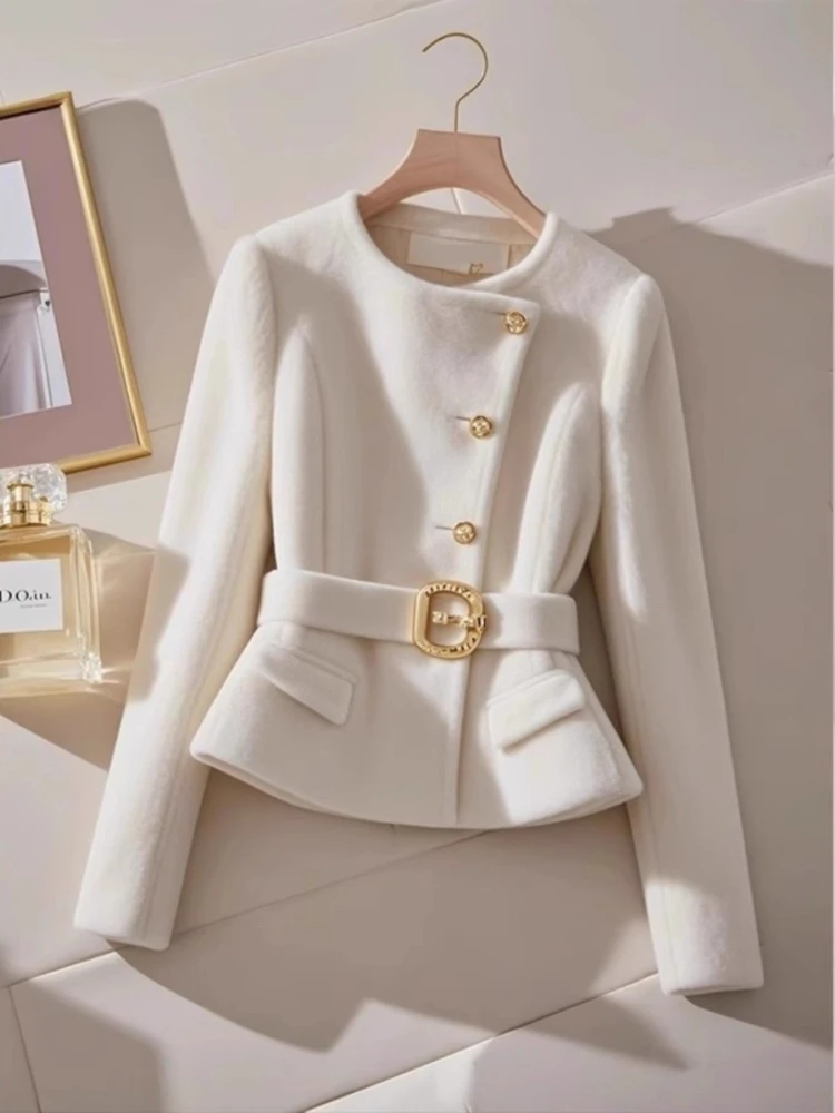 

Белое пальто из овечьей шерсти, женское осенне-зимнее пальто с круглым вырезом и золотой пряжкой, облегающие парки, элегантная женская куртка больших размеров, топ, новинка 2023 года