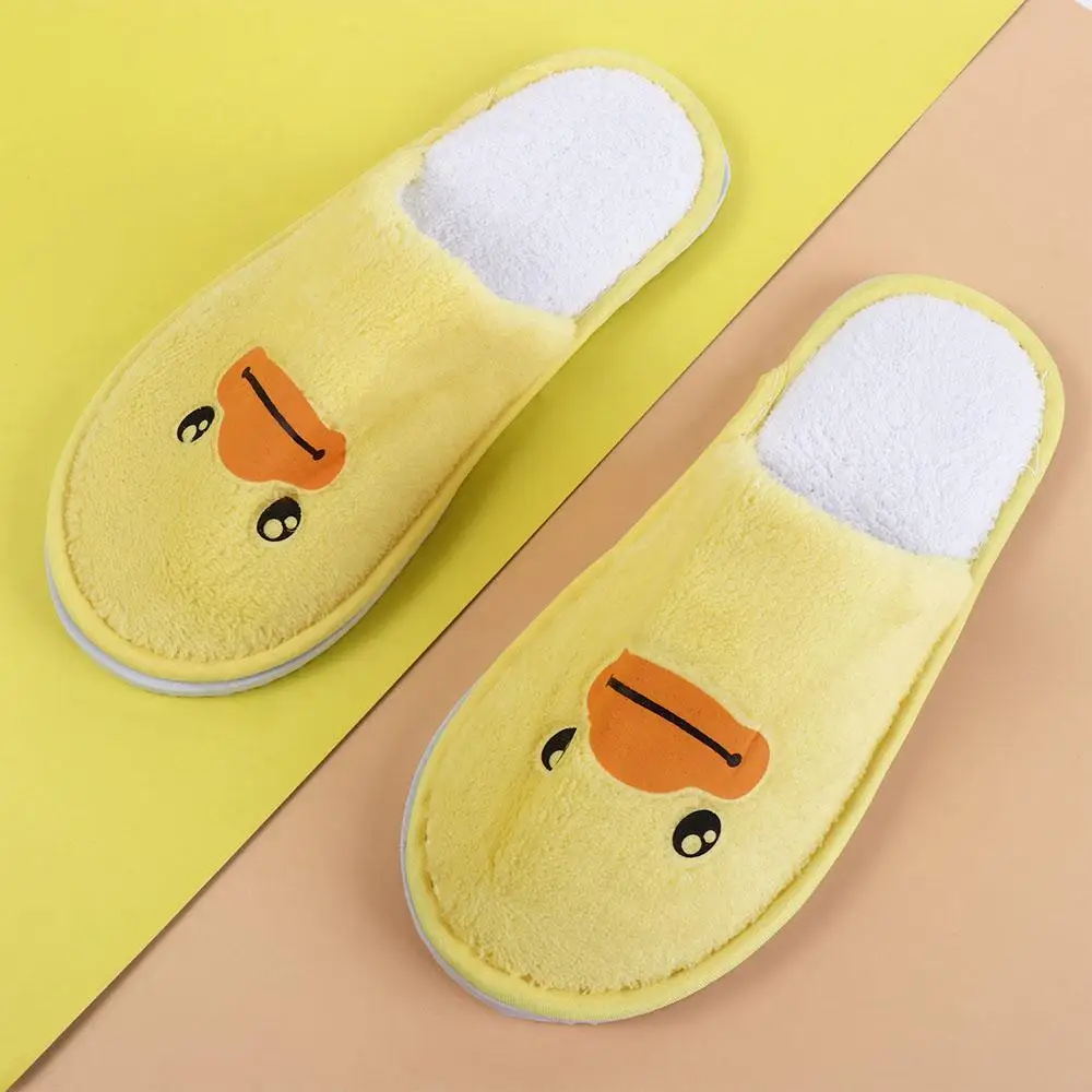 Zapatillas desechables de pato amarillo pequeño y bonito, cómodas zapatillas de Hotel de dibujos animados, zapatos planos de talla única, zapatillas para niños para interior