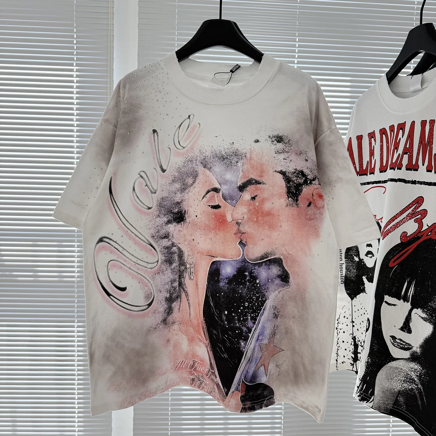 

Свободная повседневная круглая футболка с принтом American Sle Ding Kiss Goodbye со стразами и принтом Ne ort Sve ex