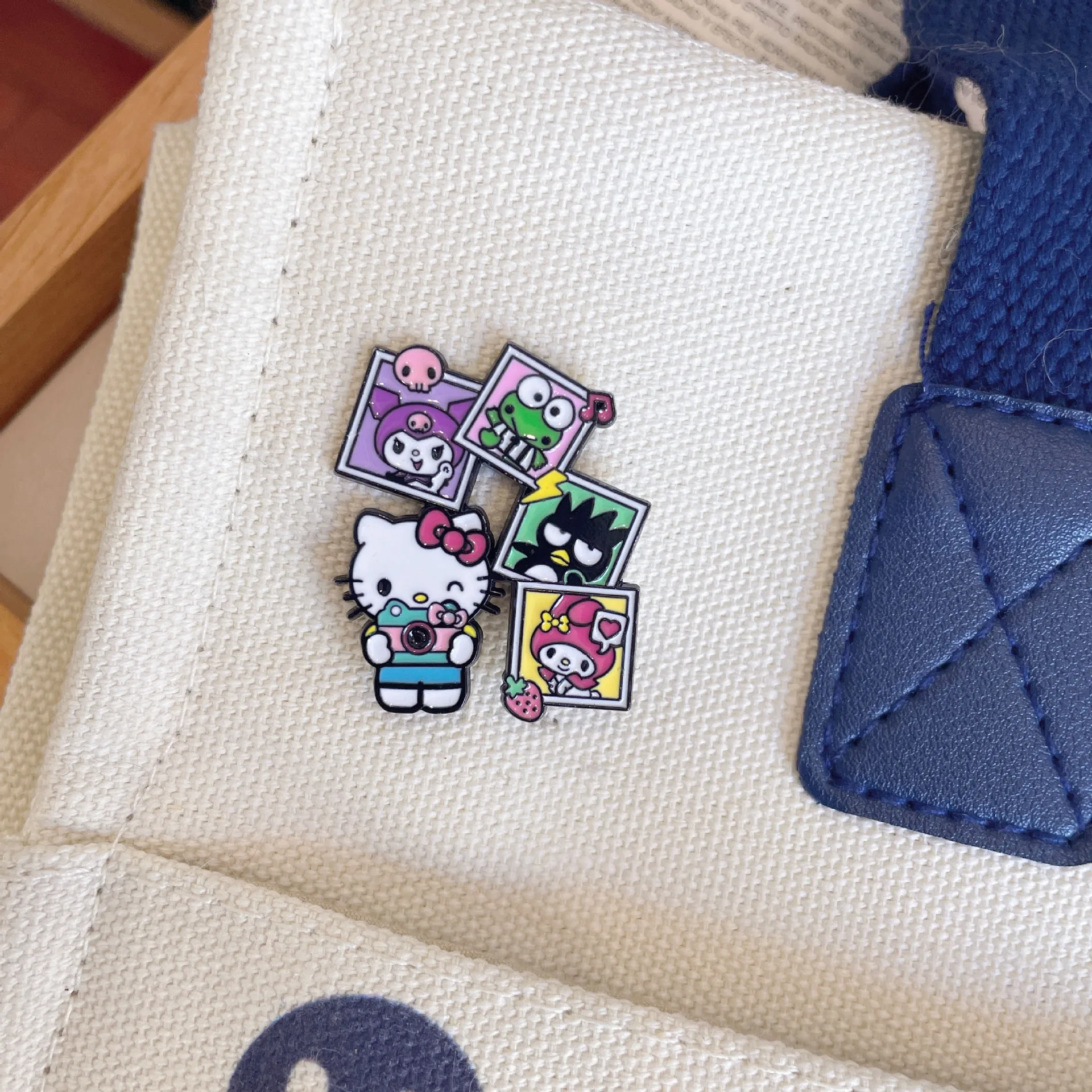 دبابيس معدنية لطيفة على طراز الرسوم المتحركة الأكثر مبيعًا مع تصميمات شارة رائعة مثالية لتزيين الملابس اليومية