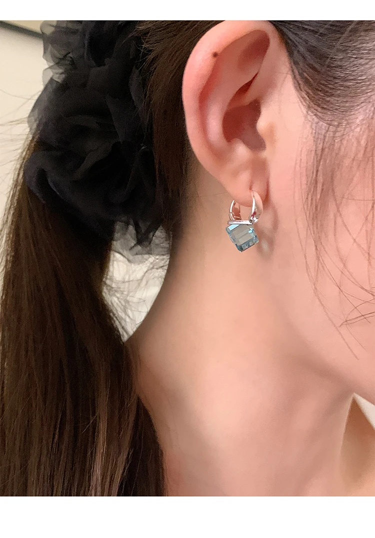 Quadratische Zirkonia-Huggie-Ohrringe, Silberbeschichtet, Blaue Klare Kristall-Creolen, Eleganter Alltagsschmuck für Frauen, Geschenkidee – Detail 12