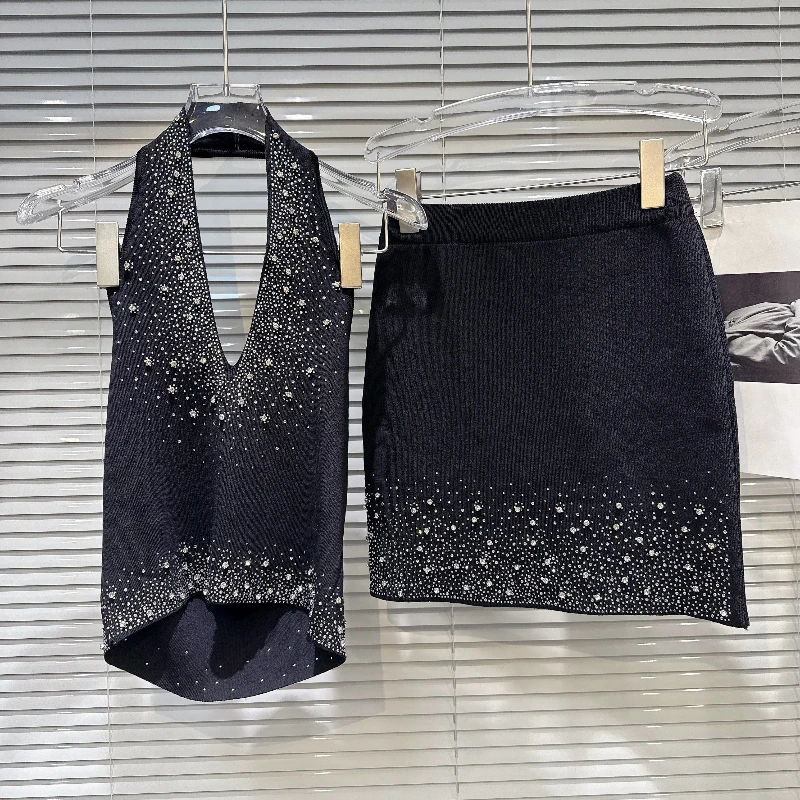

Лето 2025 г., новинка, сексуальный светский стиль, топ на бретельках с подвесным воротником и горячими бриллиантами + короткая юбка, вязаный модный комплект