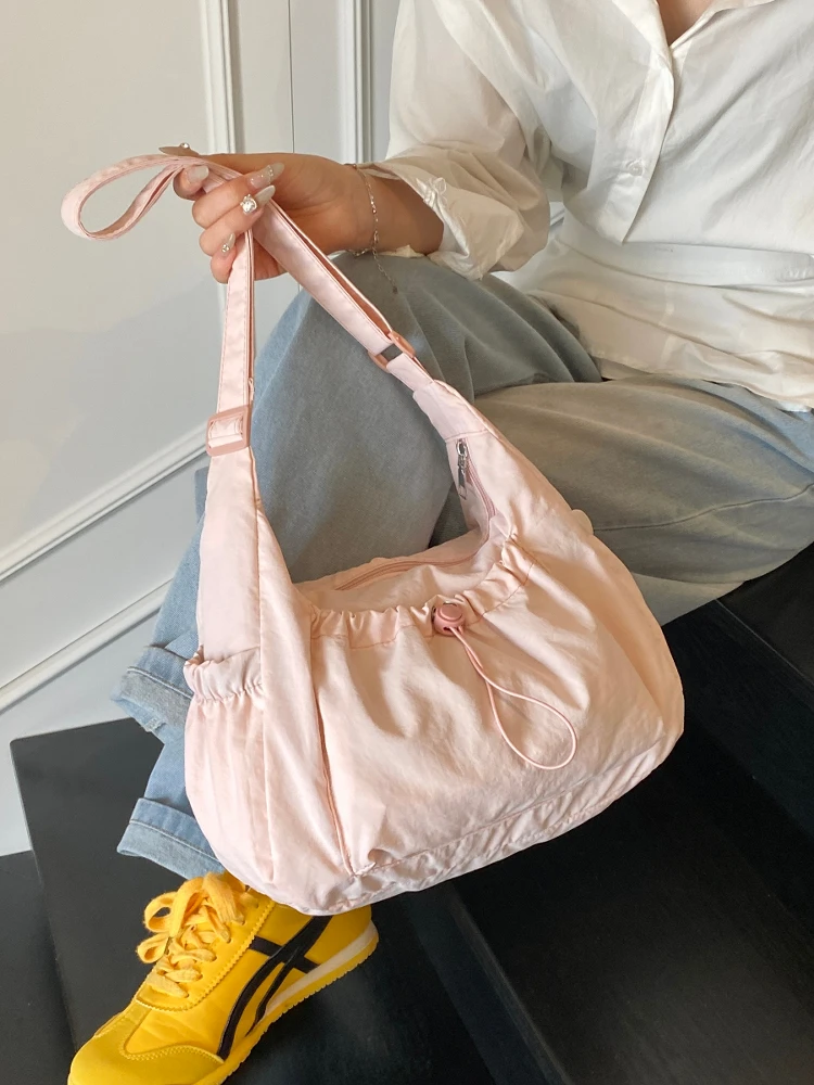حقيبة قماشية كبيرة السعة بحزام كتف وحبل للإغلاق، مناسبة للتنقل إلى العمل للشباب والشابات