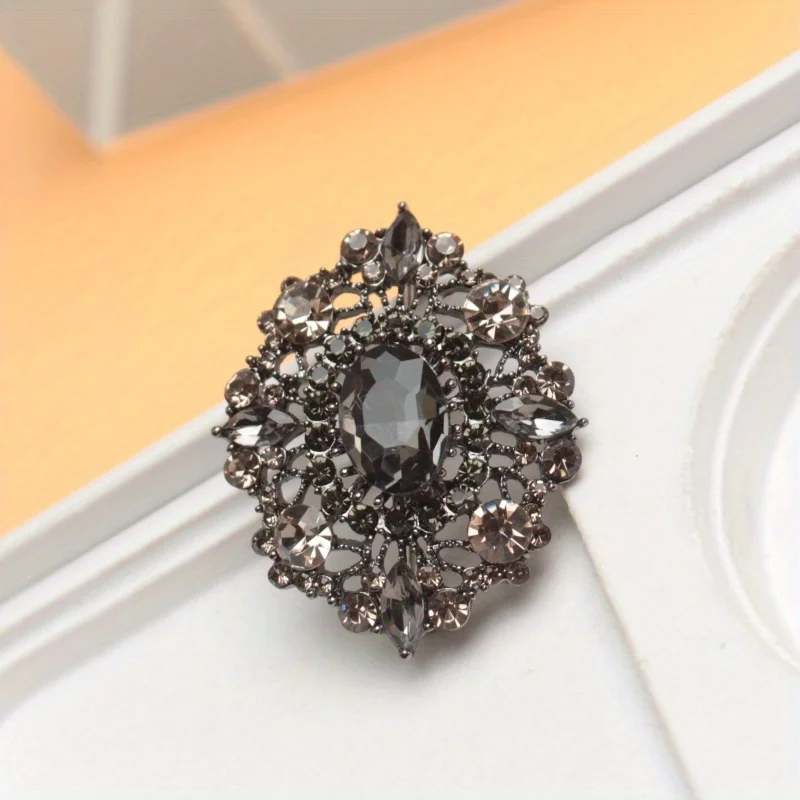 Elegant Korean Style Stylish Cut-out Crystal Pin Brooch Delicate Shiny Boutique Decorated Badge for Ladies