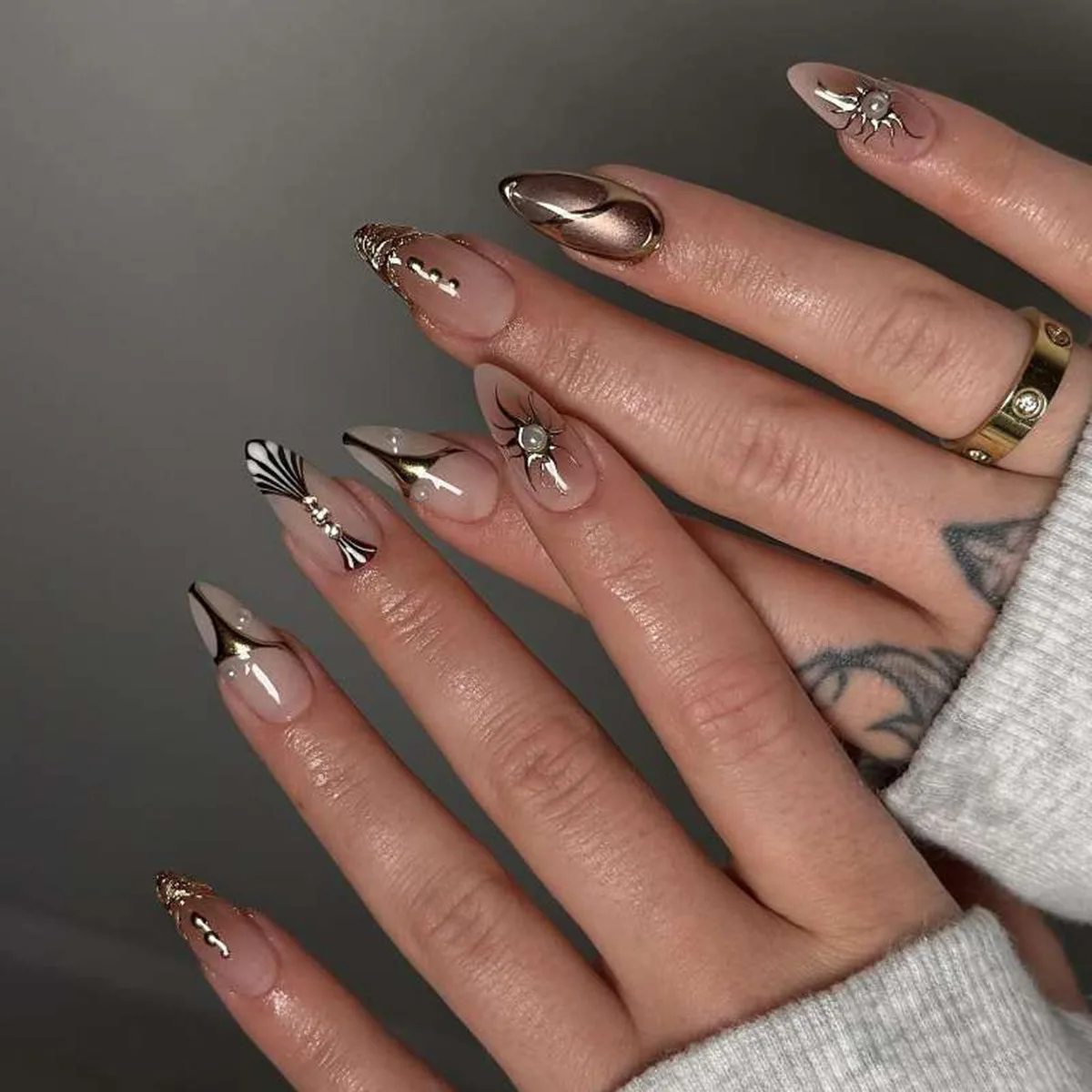 

24Pcs Metallic Irregular Flame Design Press on Fake Nails Almond Rhinestone Pearl False Nails Full Cover Reusable Manicure Tips